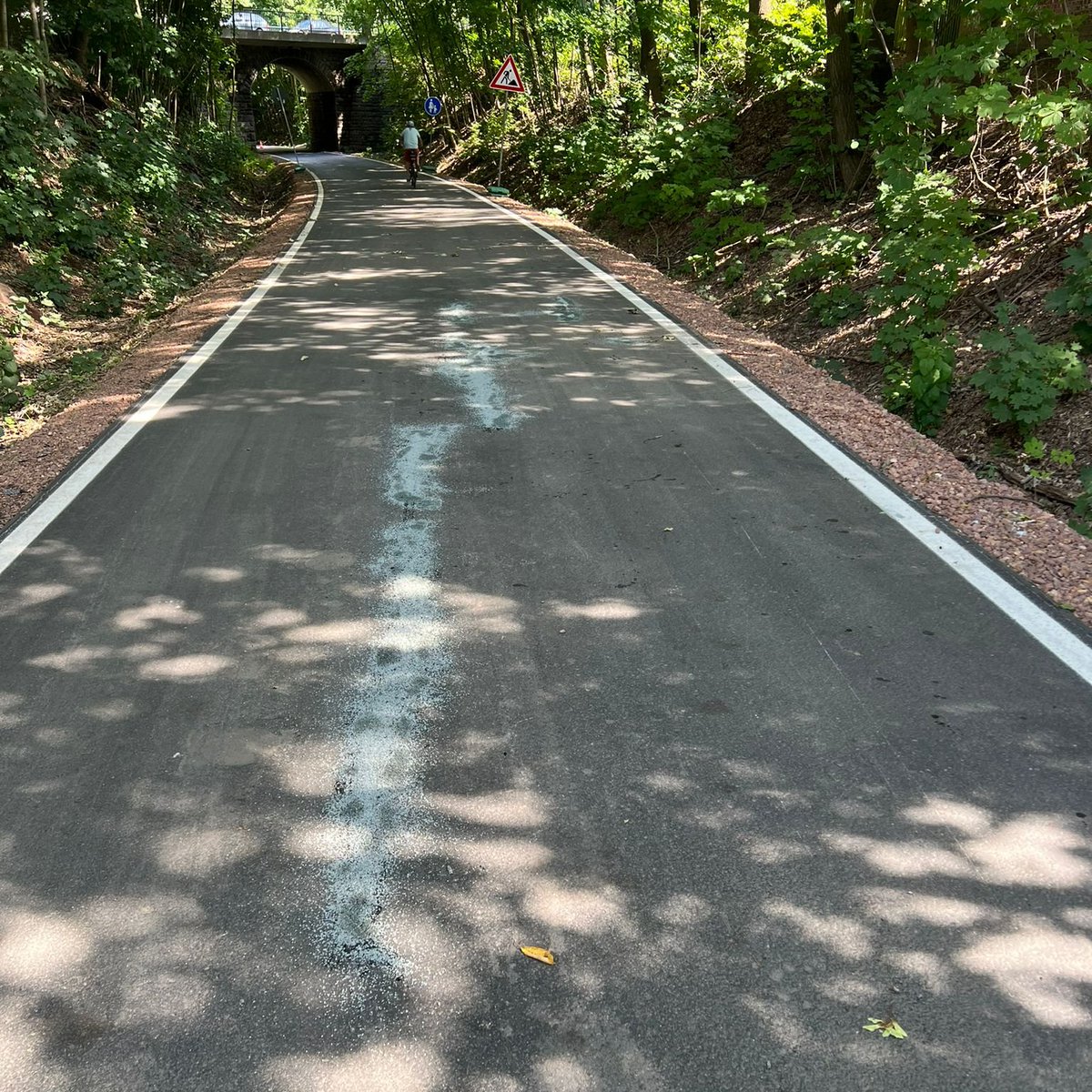 Licht und Schatten auf neuer Trasse: Nach nur einem Monat zeigte sich der erste Riss im Asphalt des Premiumradwegs bei Rabenstein, nach wenigen Tagen war dieser bereits repariert. #chemnitz #chemnitzfährtrad