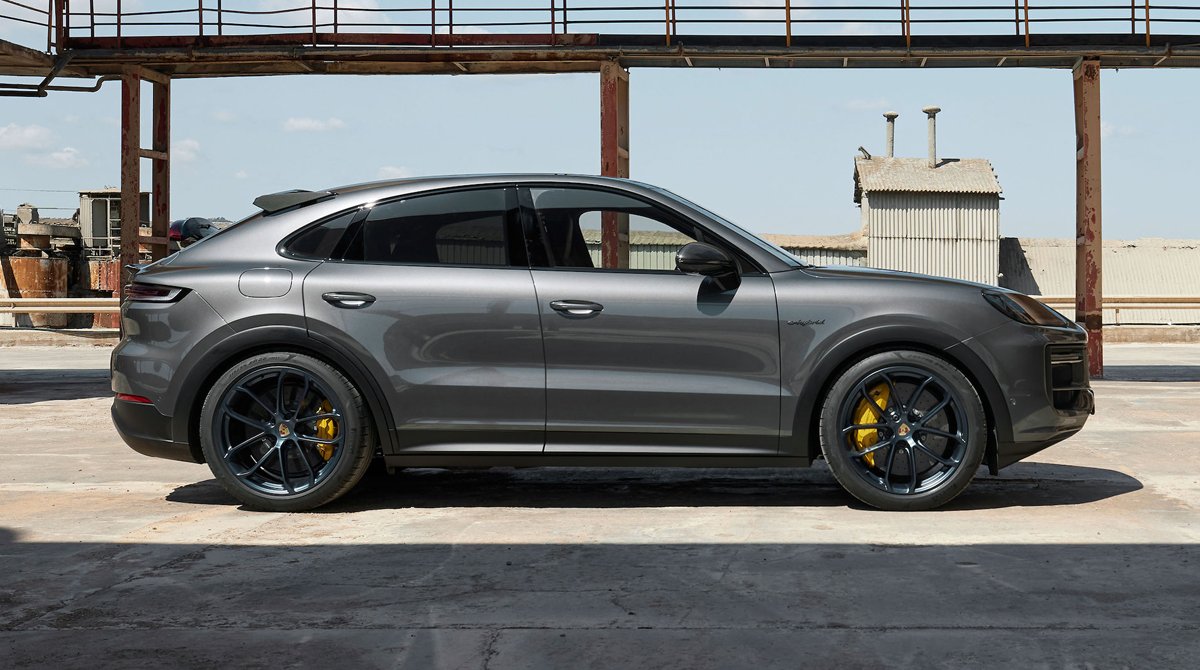 carwowuk's tweet photo. REVEALED: The most powerful Cayenne of all-time! 

🔥 New Porsche Cayenne Turbo E-Hybrid revealed!
🔥 4-litre twin-turbo V8 &amp; single electric motor!
🔥 739hp &amp; 0-60mph in 3.7 seconds!
🔥 SUV &amp; Coupe body available!
🔥 £130,000+!

This or a Range Rover - which are you choosing? https://t.co/bMuph2eyLO