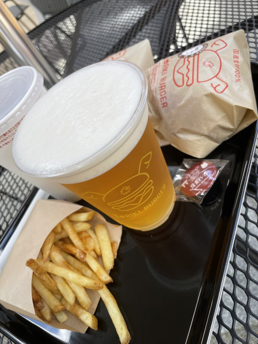 kowaremiyan's tweet photo. トリキバーガーいてきた
鳥貴族の社長と会えたの嬉しすぎる🥹
バッチもミニトートバッグも手に入ったし満足

#鳥貴族
#TORIKI BURGER https://t.co/eZ8HB1jPVA