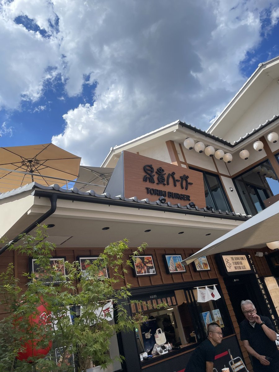 kowaremiyan's tweet photo. トリキバーガーいてきた
鳥貴族の社長と会えたの嬉しすぎる🥹
バッチもミニトートバッグも手に入ったし満足

#鳥貴族
#TORIKI BURGER https://t.co/eZ8HB1jPVA