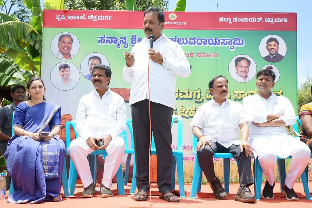 ChitradurgaI's tweet photo. ಇಂದು ದೊಡ್ಡಸಿದ್ದವ್ವನಹಳ್ಳಿ ಗ್ರಾಮದ ಜ್ಞಾನೇಶ್ ರವರ ರೈತ ಭೂಮಿಗೆ ಕೃಷಿ ಸಚಿವರಾದ ಮಾನ್ಯ ಶ್ರೀ ಚೆಲುವರಾಯಸ್ವಾಮಿ ಅವರೊಂದಿಗೆ ಭೇಟಿ ಕೊಟ್ಟು , ಸಾವಯವ ಹಾಗೂ ಸಮಗ್ರ ಕೃಷಿ ತೋಟ ವೀಕ್ಷಣೆ ಮಾಡಿ, ಸಾವಯವ ಕೃಷಿಯ ಮಹತ್ವದ ಕುರಿತು ಕೃಷಿಕರಿಗೆ ಮಾಹಿತಿ ನೀಡಲಾಯಿತು .
#KCVeerendraPuppy 
#MLAchitradurga
#Chitradurga
#FortCity https://t.co/yhvO3Zm3eF