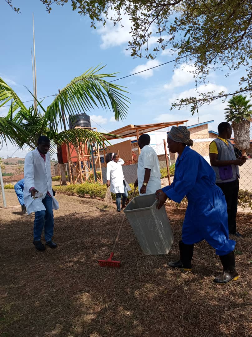 NyaruguruDistr's tweet photo. Muri iki gitondo, Abaturage bo mu Karere ka Nyaruguru bazindukiye mu #GITONDO CY'ISUKU hasukurwa imihanda ya Kaburimbo n'imihanda y'imigenderano https://t.co/J1fVRW5lrN