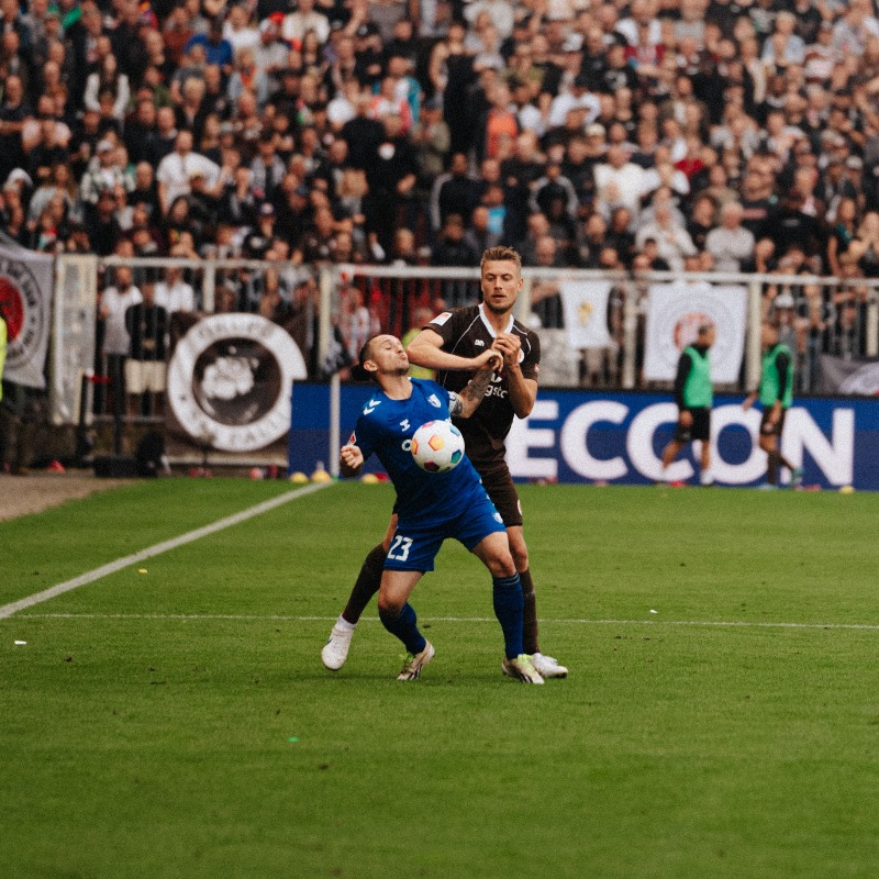 fcstpauli's tweet photo. Ganz nah dran am Gegner. Ganz nah dran am Heimsieg. Ganz nah dran an #fcspfcm 🎬🎥

#fcsp #closeup