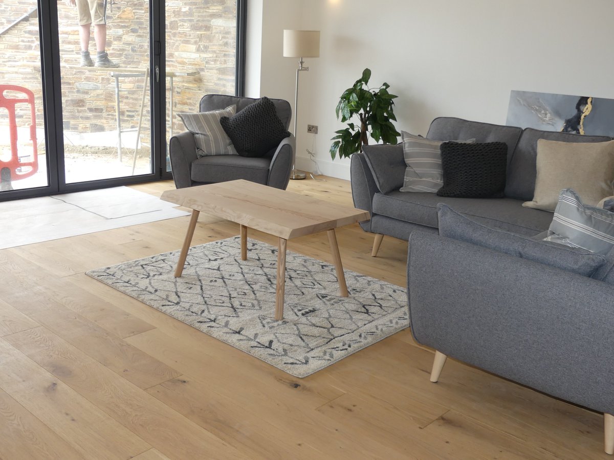 OakleyProducts's tweet image. Oakley Products Maine from the Decka Plank Range was chosen to replace the cold floor tiles and add warmth and texture to the home.
Learn more : oakleyproductssw.co.uk/product/decka-…
#deckaplankmaine #deckaplank #flooring #homeimprovement #interiordesign #interiors #interiordesign