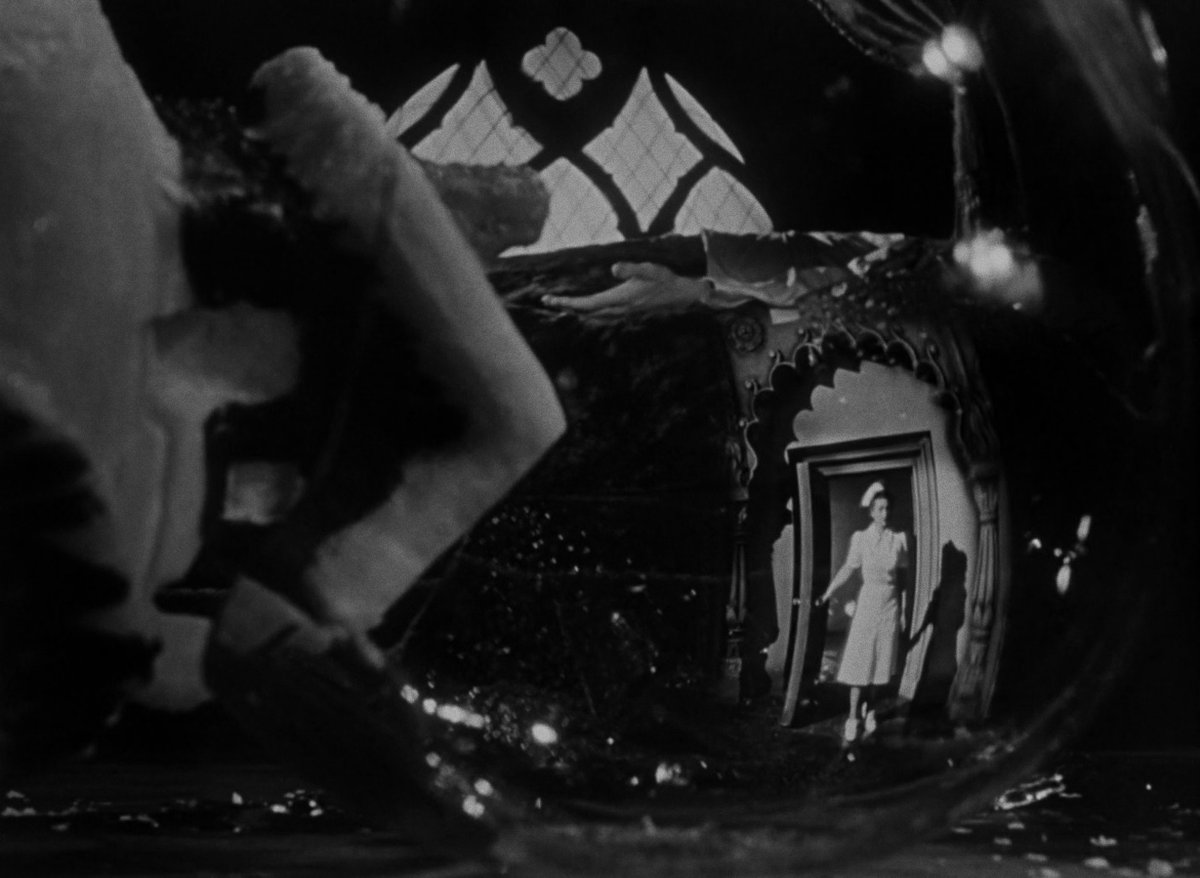 JackOCine's tweet image. Un dernier soupir, un mystère à résoudre, et Orson Welles fait la révolution ! Son découpage narratif ambitieux, sa maestria technique et le charisme écrasant du rôle-titre contribuent à l'intemporalité de #CitizenKane, chef d'œuvre qui fête ses 82 ans.