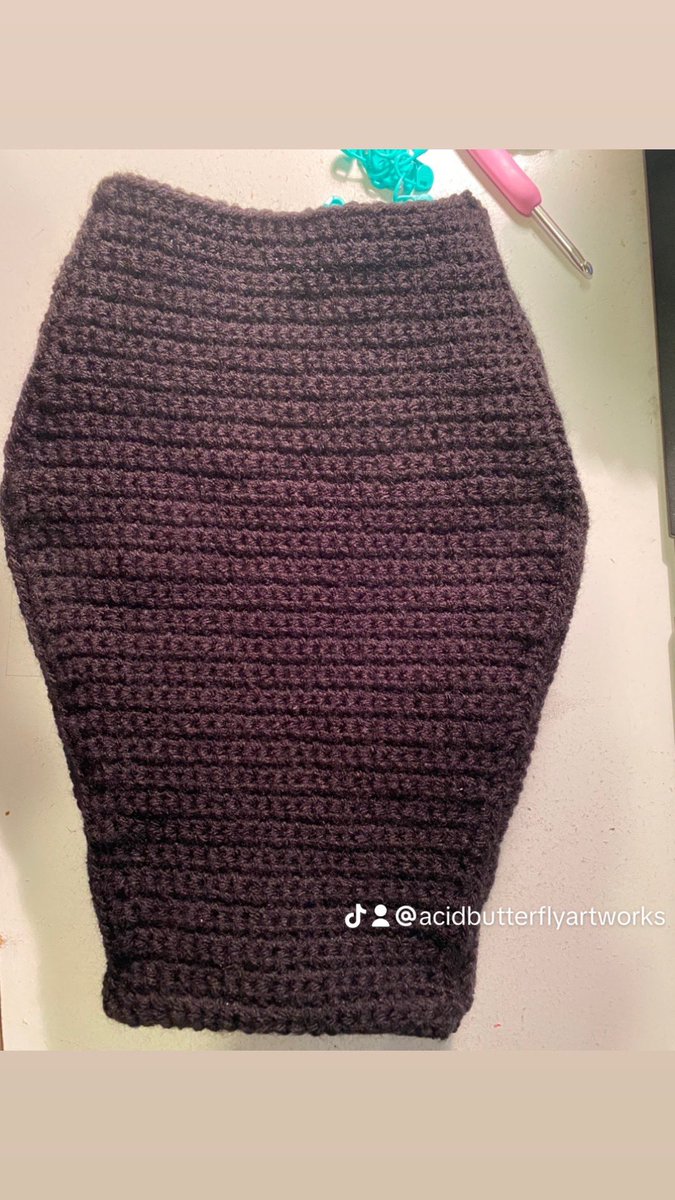 trifacetus's tweet photo. The body of the coffin purse is done. Next I work on the pattern for the flap. Then the strap #coffinbag #coffinpurse #crochetcoffinbag #coffinbagpattern #coffincrafting #gothicthings #gothgirl #gothwear https://t.co/9SVblB0mMo
