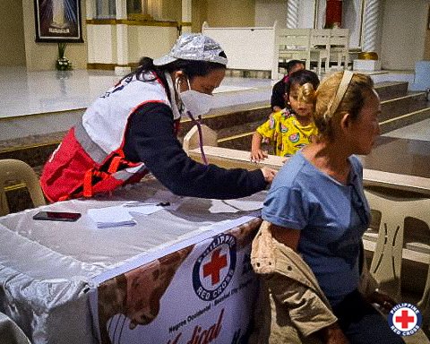 philredcross's tweet photo. PRC HEALTH CARAVAN GOES TO OUR LADY OF PEACE 🚛💨
In response to the aftermath of STY #GoringPH, the Philippine Red Cross visited Our Lady of Peace in Brgy. Singcang, Bacolod to give free medical consultation through our #PRCHealthCaravan. A total of 300 clients were served with #PRCHotMeals, first aid, and medicines.
#AlwaysFirstAlwaysReadyAlwaysThere
#HopeBeginsWithTheRedCross