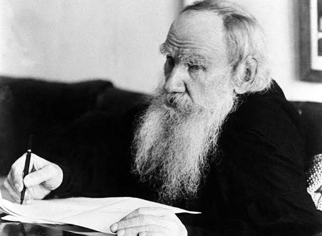 TOLSTOY'dan 6 TAVSİYE:
1) Cahil insanlarla tartışmaktan kaçın.
2) Başa gelen talihsizliği çabuk kabullen.
3) Kişiler ve olaylar hakkında daha az konuş.
4) Sorunlara üzülme, çözüme odaklan.
5) Başkalarının hatalarını daha az yargıla.
6) Canını sıkanları hayatından çıkar.
