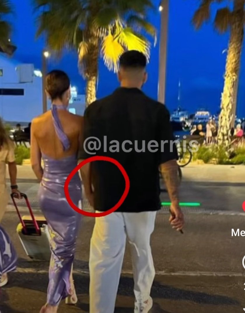 cotilleaconmigo's tweet photo. Tamara Gorro y Ezequiel Garay paseando juntos en Ibiza 
📷 @La_cuernis https://t.co/SQUw7MS7c2