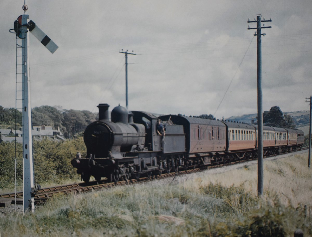 The fireman of Dukedog 9015 prepares to surrender the single line token from Bow Street to the signalman at Llanbadarn crossing.
Date: 2nd August 1958
📷 Photo by Trevor Owen.
#steamlocomotive #1950s #CambrianLine #BritishRailways