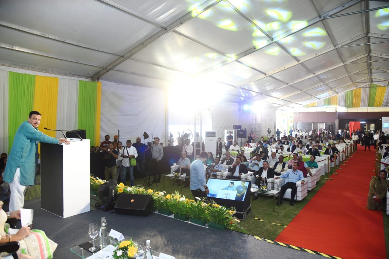 नितिन गडकरी ने दुनिया की पहली शत प्रतिशत इथेनॉल-ईंधन वाली कार की लॉन्च-Nitin Gadkari launches world's first 100% ethanol-fuelled car