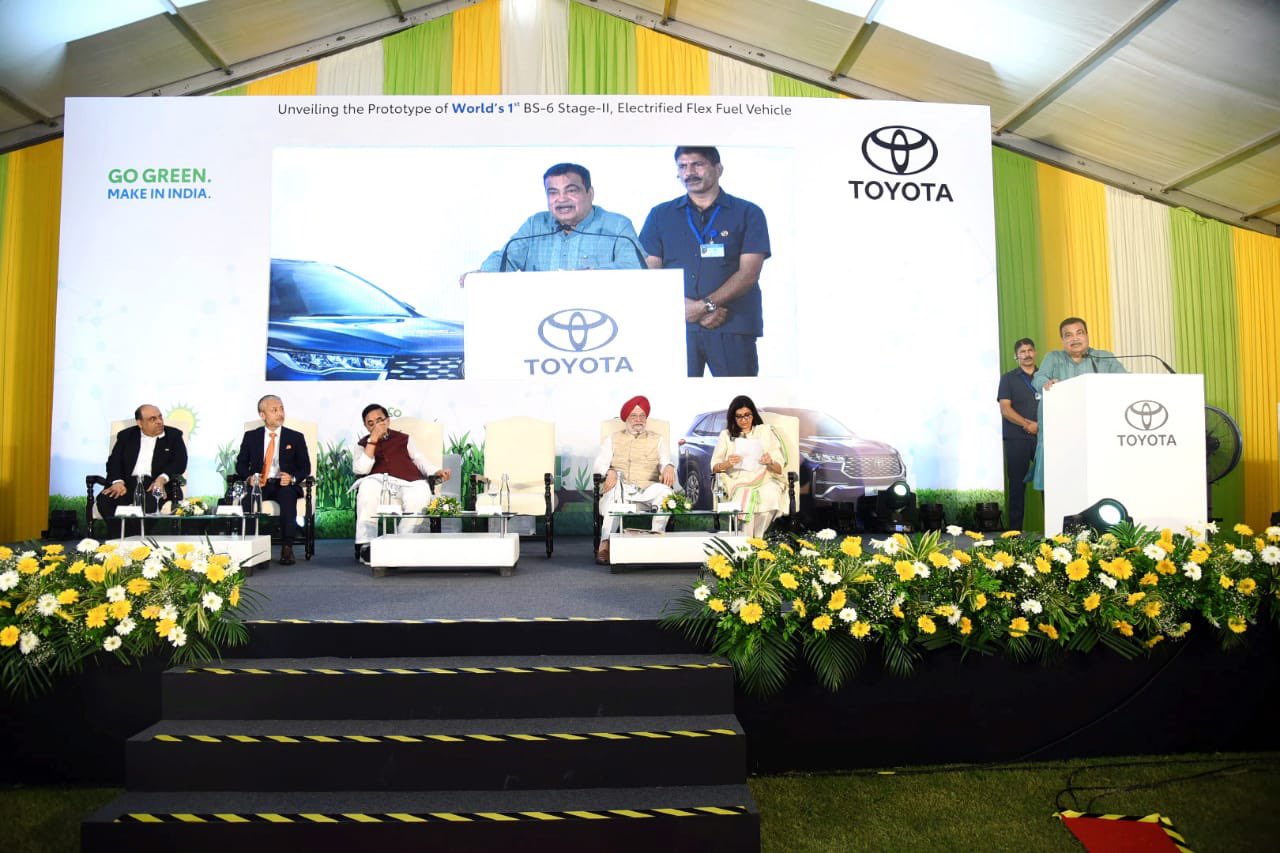 नितिन गडकरी ने दुनिया की पहली शत प्रतिशत इथेनॉल-ईंधन वाली कार की लॉन्च-Nitin Gadkari launches world's first 100% ethanol-fuelled car