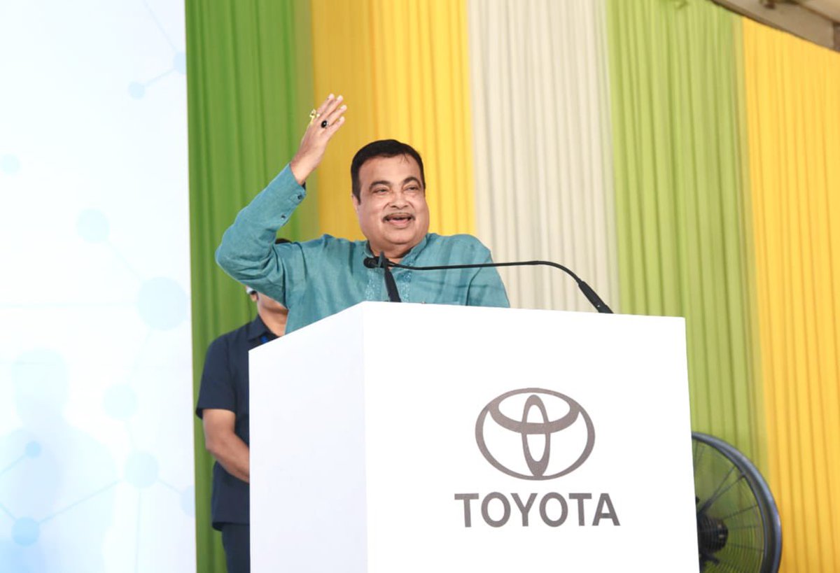 nitin_gadkari's tweet photo. 𝐘𝐞𝐭 𝐚𝐧𝐨𝐭𝐡𝐞𝐫 𝐫𝐞𝐦𝐚𝐫𝐤𝐚𝐛𝐥𝐞 𝐦𝐢𝐥𝐞𝐬𝐭𝐨𝐧𝐞 𝐢𝐧 𝐈𝐧𝐝𝐢𝐚’𝐬 𝐚𝐮𝐭𝐨𝐦𝐨𝐭𝐢𝐯𝐞 𝐢𝐧𝐝𝐮𝐬𝐭𝐫𝐲!

Launched the 𝐰𝐨𝐫𝐥𝐝'𝐬 𝐟𝐢𝐫𝐬𝐭 𝐩𝐫𝐨𝐭𝐨𝐭𝐲𝐩𝐞 𝐨𝐟 𝐭𝐡𝐞 𝐁𝐒 𝟔 𝐒𝐭𝐚𝐠𝐞 𝐈𝐈 ‘𝐄𝐥𝐞𝐜𝐭𝐫𝐢𝐟𝐢𝐞𝐝 𝐅𝐥𝐞𝐱 𝐅𝐮𝐞𝐥 𝐕𝐞𝐡𝐢𝐜𝐥𝐞’, developed by Toyota Kirloskar Motor, in the presence of  Union Minister Shri @HardeepSPuri Ji, Union Minsiter Shri @DrMNPandeyMP Ji, MD & CEO of Toyota Shri Masakazu Yoshimura Ji, MD & CEO of Kirloskar Systems Limited Geetanjali Kirloskar Ji, Ambassador, Diplomats from Japan Embassy, higher officials and advisors in New Delhi today. 

This innovative vehicle is based on the Innova Hycross and is 𝐞𝐧𝐠𝐢𝐧𝐞𝐞𝐫𝐞𝐝 𝐭𝐨 𝐚𝐝𝐡𝐞𝐫𝐞 𝐭𝐨 𝐈𝐧𝐝𝐢𝐚'𝐬 𝐬𝐭𝐫𝐢𝐜𝐭𝐞𝐫 𝐞𝐦𝐢𝐬𝐬𝐢𝐨𝐧 𝐬𝐭𝐚𝐧𝐝𝐚𝐫𝐝𝐬, 𝐦𝐚𝐫𝐤𝐢𝐧𝐠 𝐢𝐭 𝐚𝐬 𝐭𝐡𝐞 𝐟𝐢𝐫𝐬𝐭-𝐞𝐯𝐞𝐫 𝐁𝐒 𝟔 (𝐒𝐭𝐚𝐠𝐞 𝐈𝐈) 𝐄𝐥𝐞𝐜𝐭𝐫𝐢𝐟𝐢𝐞𝐝 𝐅𝐥𝐞𝐱 𝐅𝐮𝐞𝐥 𝐕𝐞𝐡𝐢𝐜𝐥𝐞 𝐩𝐫𝐨𝐭𝐨𝐭𝐲𝐩𝐞 𝐠𝐥𝐨𝐛𝐚𝐥𝐥𝐲. The forthcoming stages for this 𝐩𝐫𝐨𝐭𝐨𝐭𝐲𝐩𝐞 𝐞𝐧𝐜𝐨𝐦𝐩𝐚𝐬𝐬 𝐦𝐞𝐭𝐢𝐜𝐮𝐥𝐨𝐮𝐬 𝐫𝐞𝐟𝐢𝐧𝐞𝐦𝐞𝐧𝐭, 𝐡𝐨𝐦𝐨𝐥𝐨𝐠𝐚𝐭𝐢𝐨𝐧, 𝐚𝐧𝐝 𝐜𝐞𝐫𝐭𝐢𝐟𝐢𝐜𝐚𝐭𝐢𝐨𝐧 𝐩𝐫𝐨𝐜𝐞𝐬𝐬𝐞𝐬.

#ElectrifiedFlexFuelVehicle #FlexFuelVehicle #UrjadataKisan
@HiroSuzukiAmbJP @JapaninIndia @Toyota_India