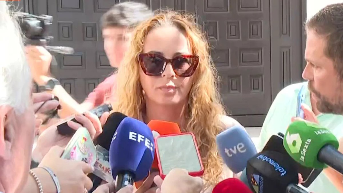 vaqu333's tweet photo. 💥 La prima de Rubiales estalla contra Jenni Hermoso

«Jenni me debe 50€ de polen desde 2016 pero eso no es noticia». https://t.co/f71vrEIEqP