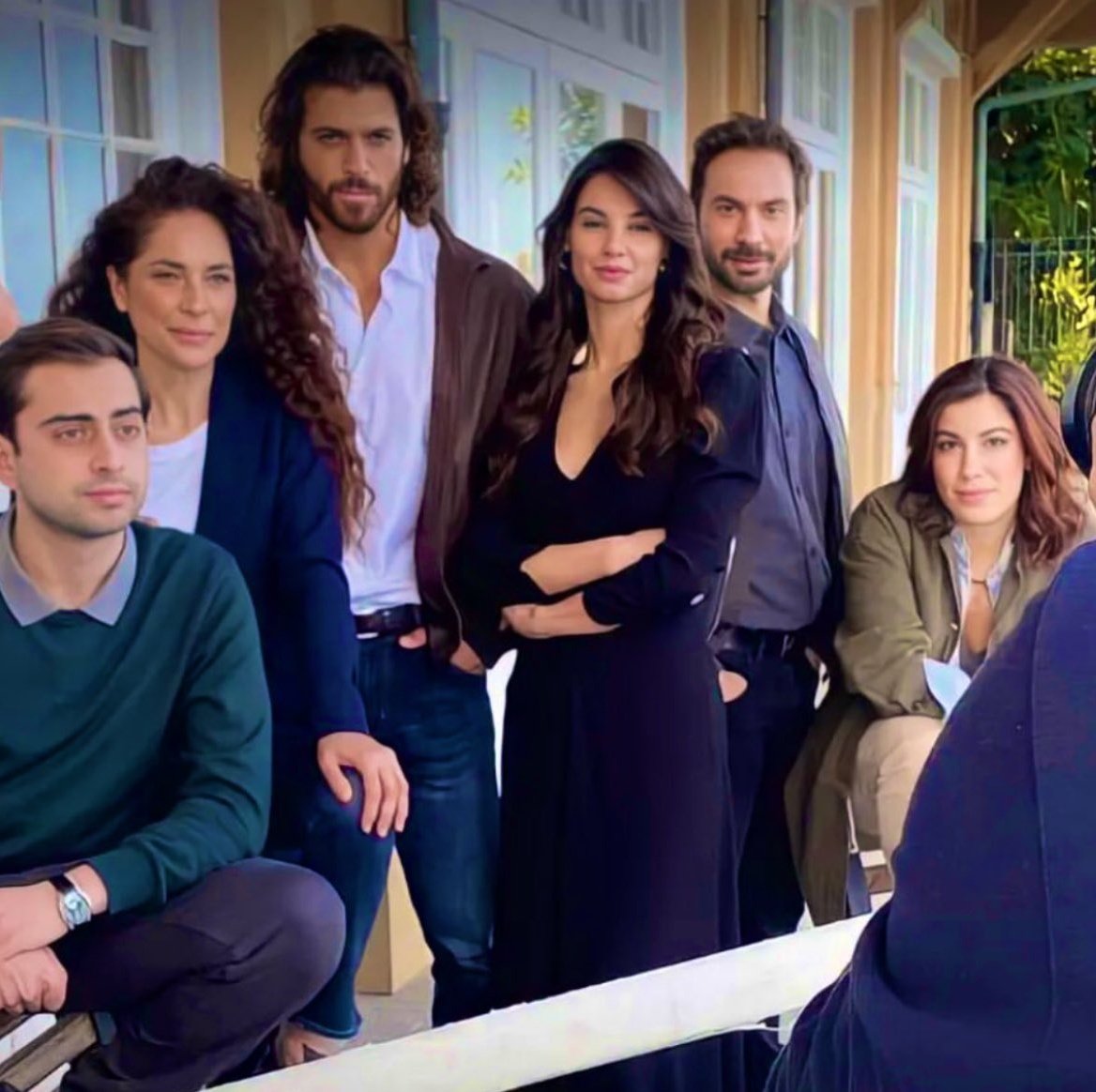 Chicas !! No os olvidéis que mañana tenemos cita 
con nuestro inspector #FrancescoDemir a las 22.45h. 
Quedada  en la terraza de las confidencias de X a la espera del #oficial para divertiros y pasarlo genial despidiendo a nuestro querido Demir 💜 en #VioletaComoElMar 
#CanYaman