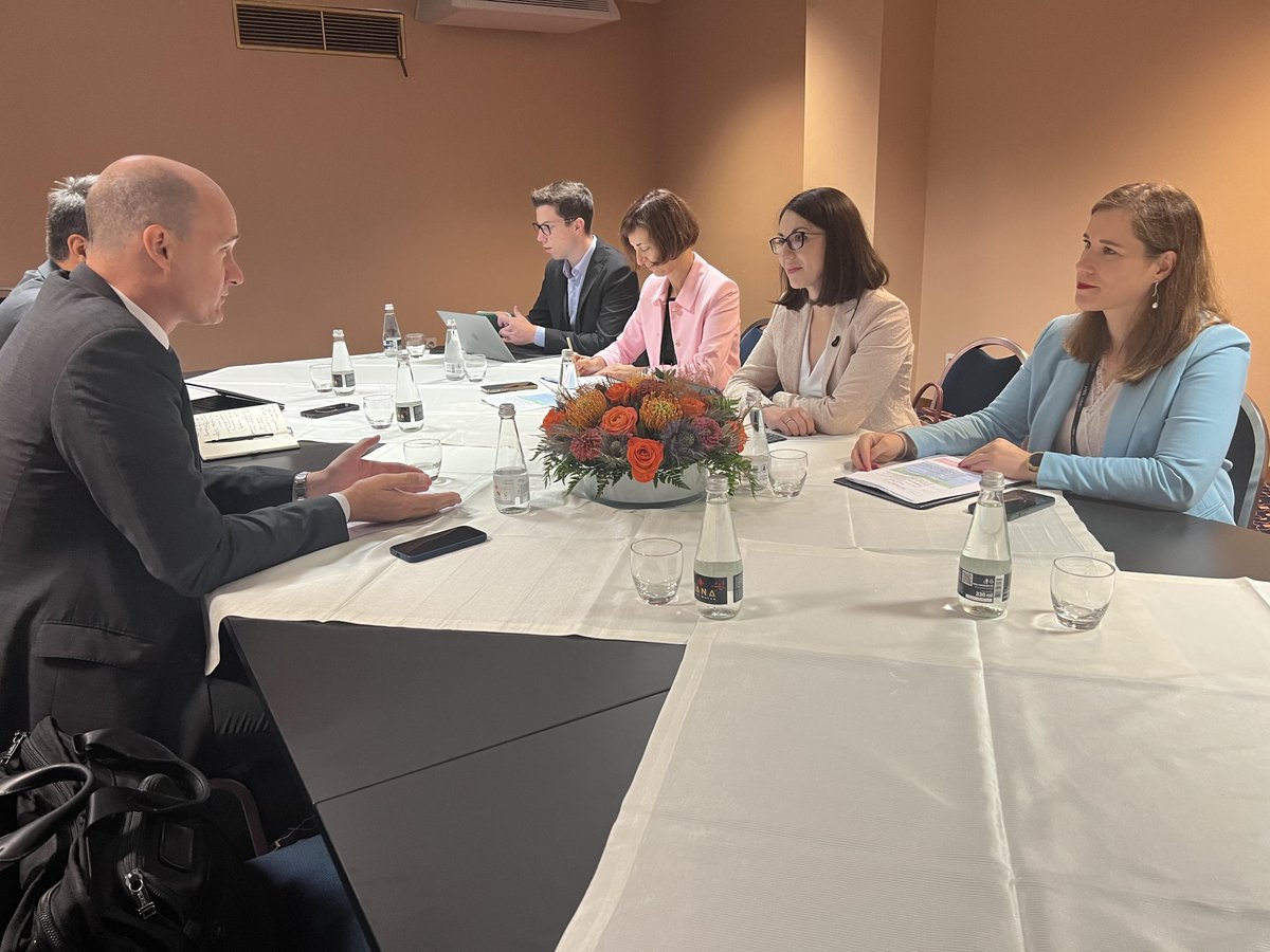 @BledStratForum @nmusar @StojmenovaDuh Minister @StojmenovaDuh hosted a bilateral meeting with Managing Director at World Economic Forum @wef Mirek Dušek @hubacek. They talked about artificial inteligence, the cooperation between the public and private sectors and the future in regards of AI.
