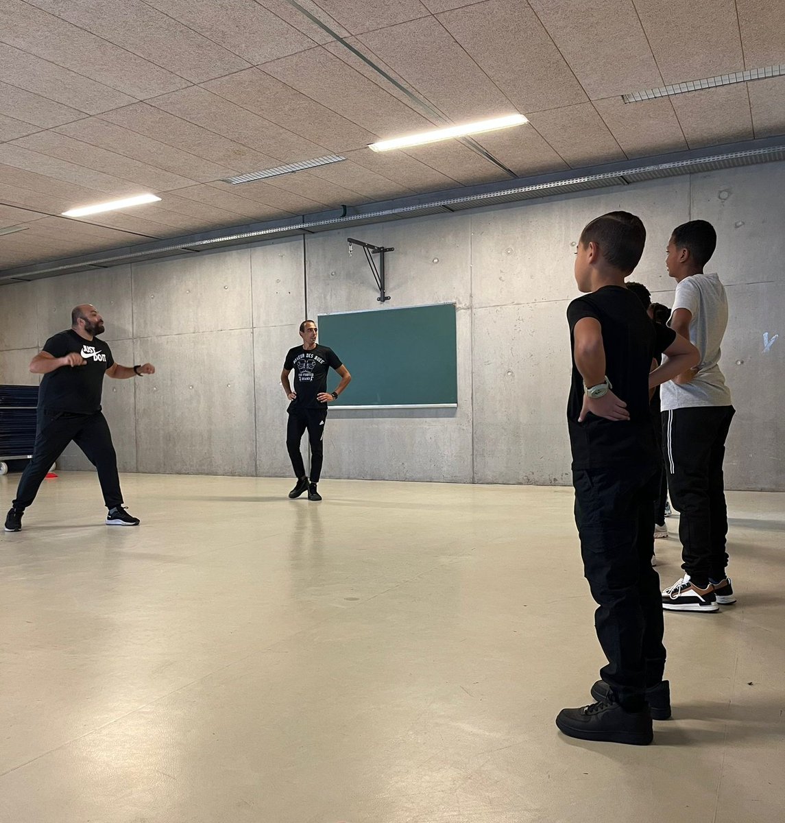 Cette semaine, le collège Jules Michelet accueille 40 de ses futurs élèves de 6e pour faire connaissance avec les professeurs et les lieux via différentes activités : expériences scientifiques, arts plastiques, sport... Un moyen de commencer l'année plus sereinement #rentree2023