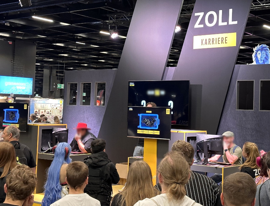 zoll_info's tweet image. Auch in diesem Jahr war der Zoll wieder auf der @gamescom in #Köln vertreten.
Besucherinnen &amp;amp; Besucher konnten sich vor Ort im #Gaming messen und mehr über das duale Studium #Verwaltungsinformatik – dem Einstieg in die IT-Welt beim Zoll – erfahren.