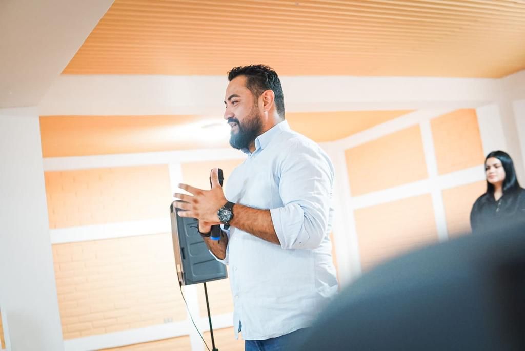 HugoRene84's tweet photo. Hoy tuve el honor de reunirme con líderes de @nuevasideas en San Francisco Menéndez y asumimos el compromiso de transformar sus comunidades. Presidente @nayibbukele en Ahuachapán Sur estamos listos para la #Operación2024 @XZablah @AlejandrovasSV @JefryCaishpal @herberth_sierra https://t.co/E9fYRIM1uI