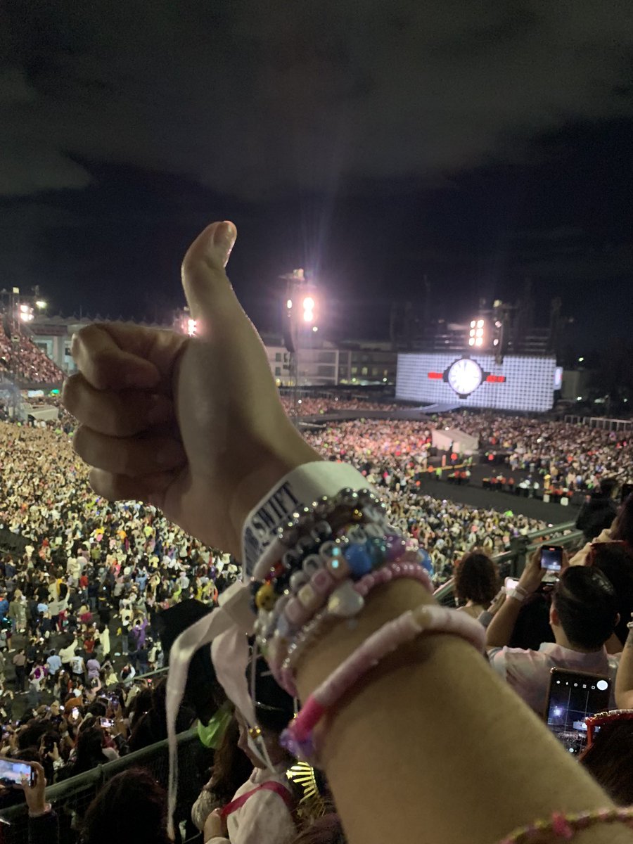AmeliaTpp's tweet photo. Vivi el primer concierto de Taylor en México, fue brutal, me dio la mejor noche de mi vida, por mucho tiempo lo miré solo por lives de tiktok, un sueño imposible q ahora es un recuerdo, I love u TayTay #TaylorSwiftErasTour #Swiftie #THEErasTourCDMX #TaylorSwift 
@taylornation13 https://t.co/4H8m5sCwia