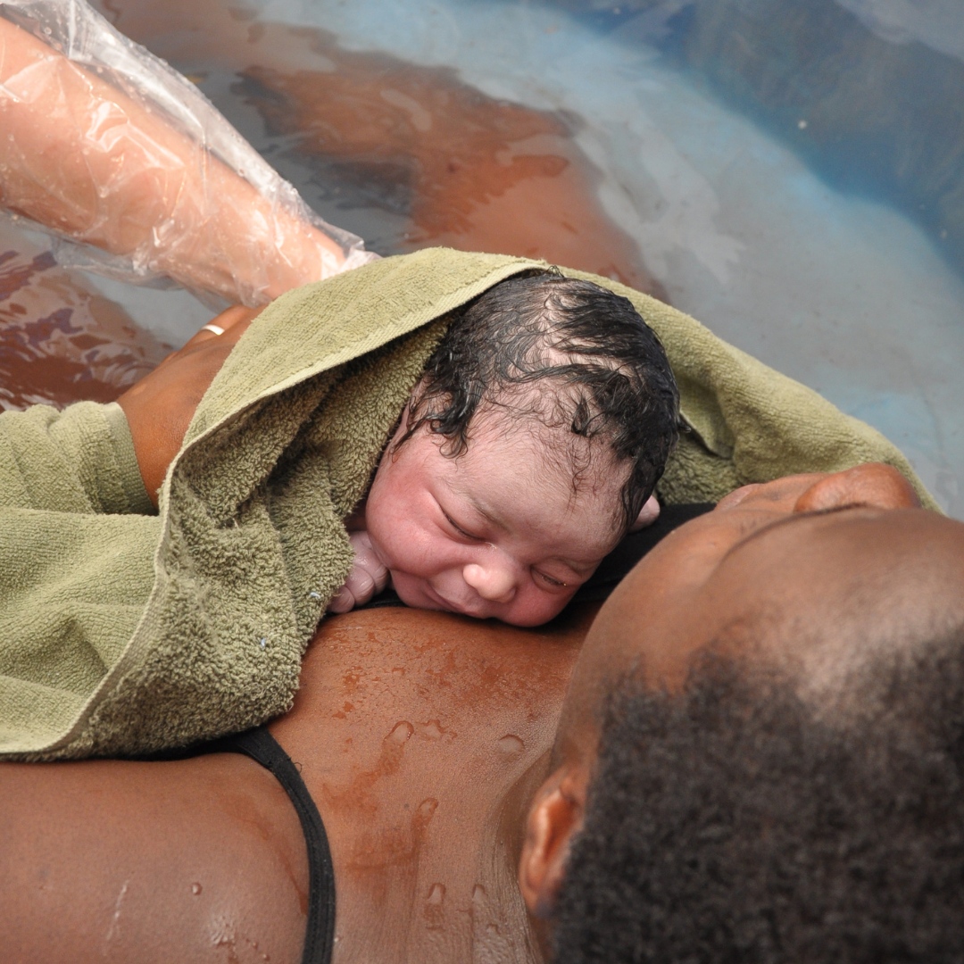 👶 The Language of Love: Touch! 👶
Touch is your baby's first language, conveying security and affection like no other. Through skin contact, babies learn about the world, feel safe, and connect with their caregivers. cherish these precious moments of touch that shape development