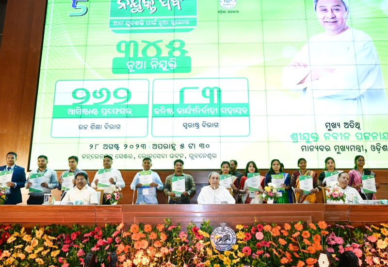 CMO_Odisha's tweet photo. Attending the #NijuktiParba programme, CM @Naveen_Odisha said one of the key challenges for higher education is to make children employable or self-employed. There is a need for students to come out of institutions confident to do something meaningful to their own lives and ultimately, to society, the CM said. 

Highlighting the role of teachers & professors as very significant, CM said apart from quality teaching, they should instil confidence, inspire students with positivity & create a sense of purpose to their lives. Only a teacher can do this effectively, CM said and added that he has strong faith in all the teachers, professors & expressed confidence that they can successfully transform students into real assets of the nation.  
 
As many as 262 Assistant Professors & 88 Junior Executive Assistants joined the State Govt. Congratulating the Assistant Professors, CM said Higher Education is a major platform for students to enter the world of professional career. CM added, students take divergent career options from here and contribute to the society in various capacities.
@DHE_Odisha