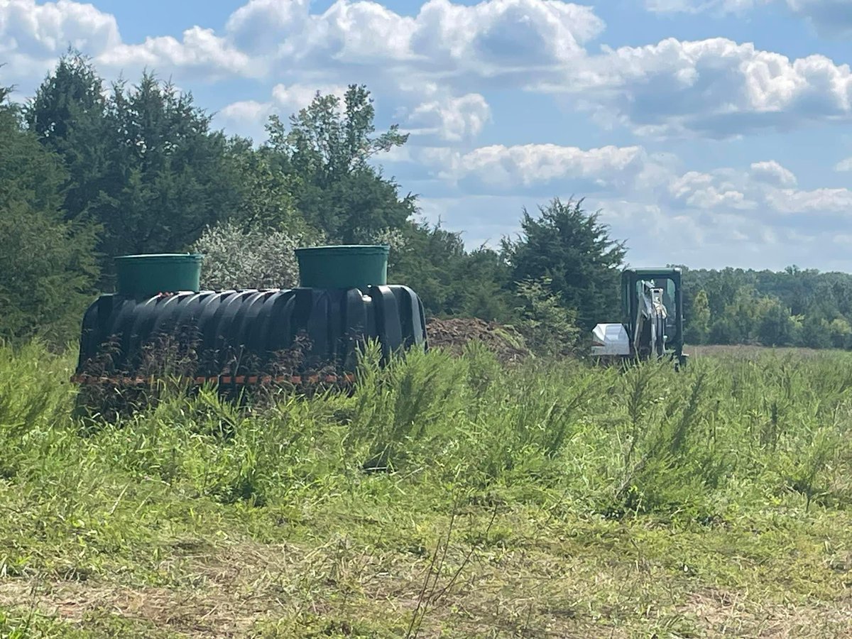 ZippoTrades's tweet photo. Productive day! It’s all starting to come together! Crawl space/foundation walls finished, water meter/ tank put in, lagoon/septic started! This week the cabin will be moved onto the foundation! 🔥❤️ https://t.co/hy3PCkNfMq