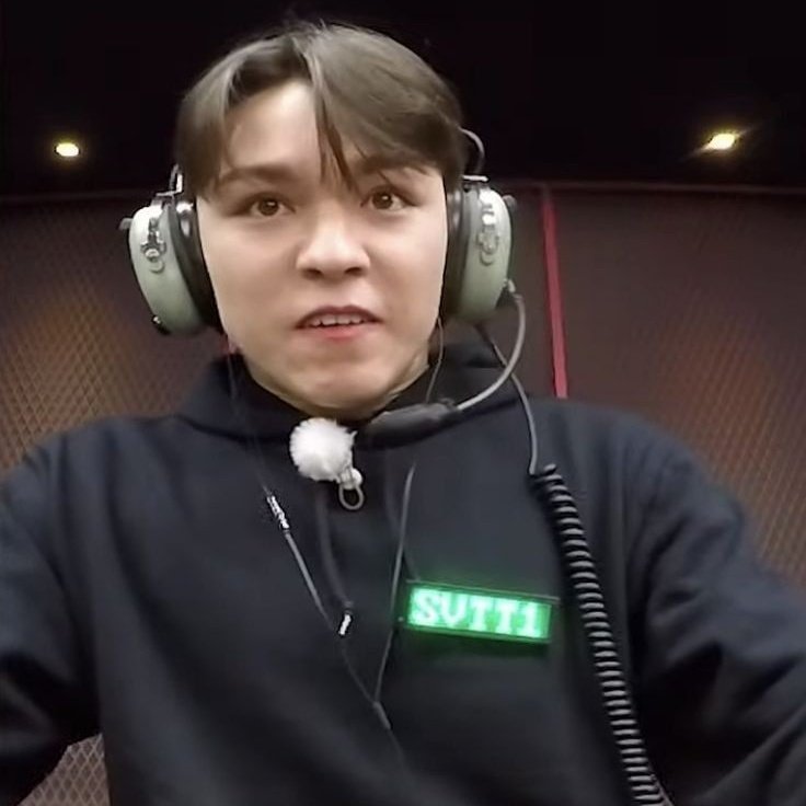 vernonascats's tweet photo. cat #vernon be like 😺😾 https://t.co/dv3QZhWd3H