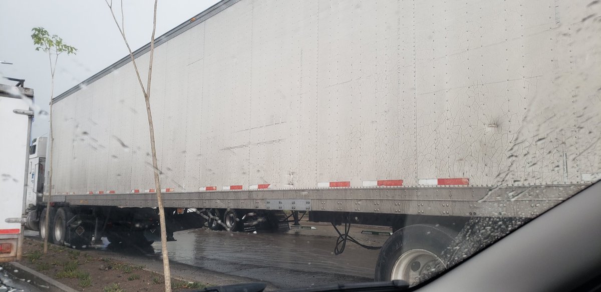 crlxst's tweet photo. @MovilidadZap ¿Qué se va a hacer con los vehículos y tráileres estacionados de manera permanente en las nuevas laterales de Mariano Otero? @CANAL44TV @TelevisaGDL @JuanJoseFrangie @EnriqueAlfaroR https://t.co/Nr3BQ3OzkY