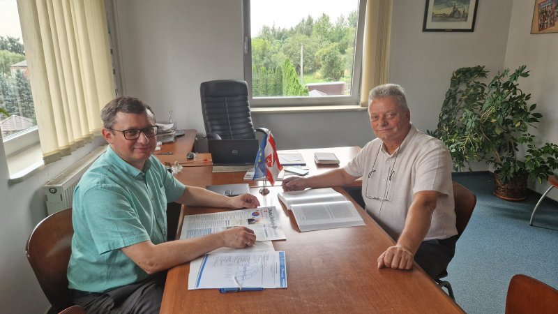 KGPiAK's tweet photo. 25 sierpnia br. odbyło się spotkanie organizacyjne #GeoSen i Wójta Gminy #Michałowice – Pana Antoniego Rumiana. Najbliższe, międzynarodowe polsko–niemieckie seminarium GeoSen odbędzie się 21 września na terenie Gminy Michałowice 📸 https://t.co/wIBQ8EVhsm https://t.co/SPQdfquq2S