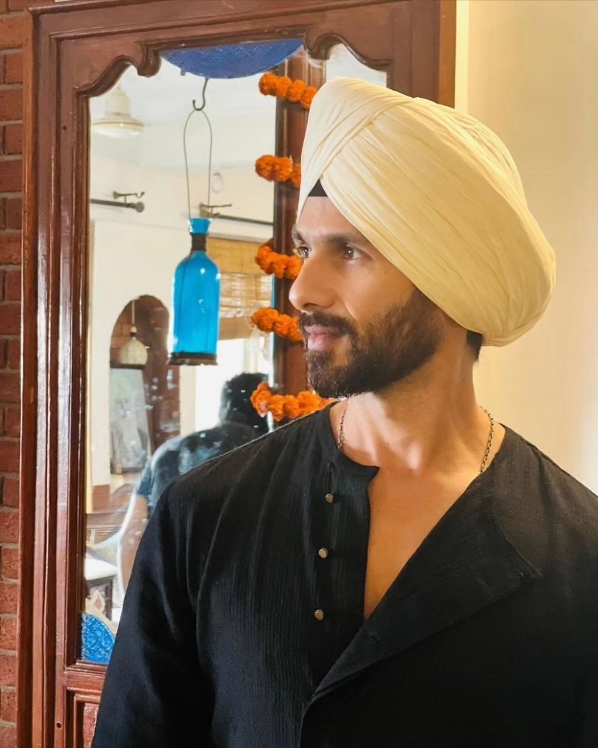 #ShahidKapoor looks handsome in a turban as he poses with dad #PankajKapur.✨