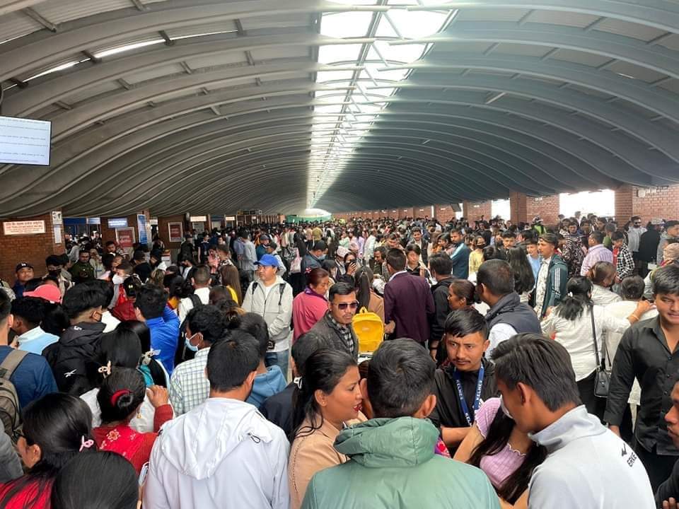 एक जना साथी फेसबुकमा लेख्नुहुन्छ, १० बर्ष अरबमा जवानी तुहाएर देश फर्किएको छु। अबपनि यो देश छोड्ने स्थित आयो भने श्री "पशुपतिनाथ" संग एउटा कामना गरेर जहाज चढ्नेछु।  
"भगवान उतै मरिएछ भने पनि मेरो लाश यो देशमा नआओस्।"🙏
माटोको मायाले मात्र जीवन नचल्दो रहेछ।😢

<a href="/PM_nepal_/">PMO</a>