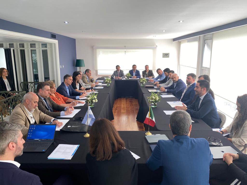 CCMA_A_C's tweet photo. Un gusto haber impartido una charla sobre la Cultura de Negocios en 🇲🇽 ante una nutrida delegación de empresas y funcionarios de la provincia de Mendoza, 🇦🇷. Gracias a la @ARGenMexico por la invitación y por el excelente trabajo en conjunto con la  @ProMendoza https://t.co/62ODmMtD4n