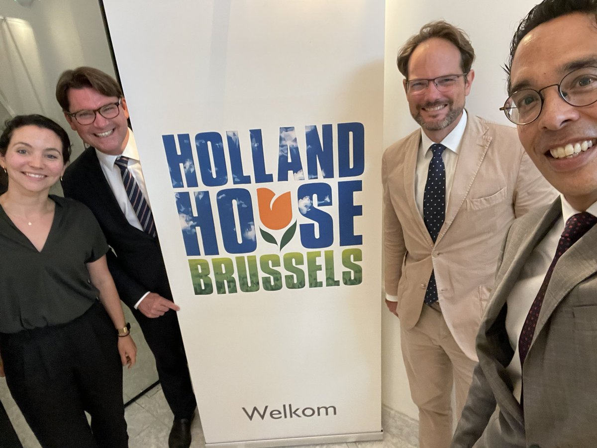 Warm welkom gisteren, van Niels Schreuder en Gerrit Oosterhuis <a href="/HollandHouseBxl/">Holland House Brussels</a> aan <a href="/NLinBE/">Nederlandse ambassade in België</a> collega @NenavBeuningen en mij. Het Holland House is een belangrijke ontmoetings-, werk- en vergaderplek voor 🇳🇱 professionals in Brussel 🇧🇪