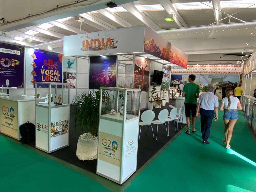 IndiainSlovenia's tweet image. 24. Day 04 #India program at #AGRA🌾2023 ➡️
1️⃣Speakers Ms Ruchika Gupta and Mr. Shankaran Ramamurthy participate in a session on &quot;Adapting Agriculture to Cilmate Challenges&quot;
2️⃣ Wet sampling of #Millets recipes  continues
3️⃣ Traders&apos; meetings continues
@makeinindia @PIBAgriculture