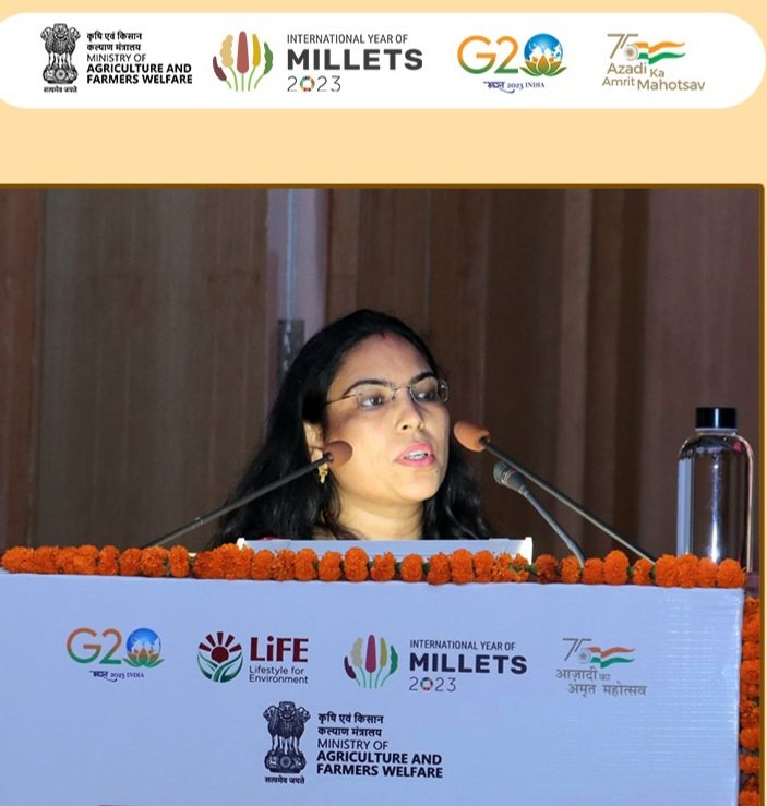 IndiainSlovenia's tweet image. 24. Day 04 #India program at #AGRA🌾2023 ➡️
1️⃣Speakers Ms Ruchika Gupta and Mr. Shankaran Ramamurthy participate in a session on &quot;Adapting Agriculture to Cilmate Challenges&quot;
2️⃣ Wet sampling of #Millets recipes  continues
3️⃣ Traders&apos; meetings continues
@makeinindia @PIBAgriculture