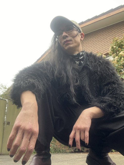 Off duty hooker or nu metal kid? 🤔 https://t.co/2jtOpYfGqm