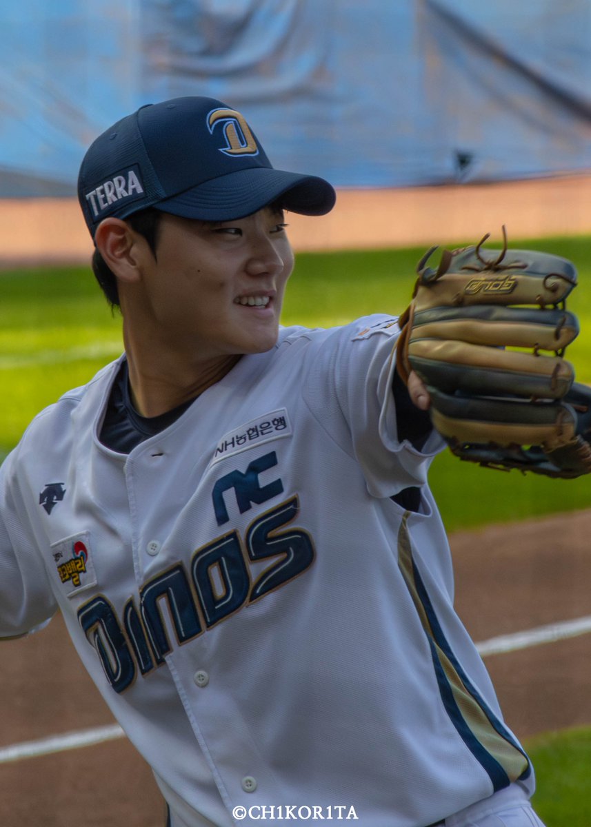 CH1KOR1TA's tweet photo. 230827 #김주원
전광판 속 플레이어데이 영상 힐끔힐끔 보면서 웃던 우주....... 커염지다( ᵕ ᵕ̩̩ ) https://t.co/R0uqJR6PFy