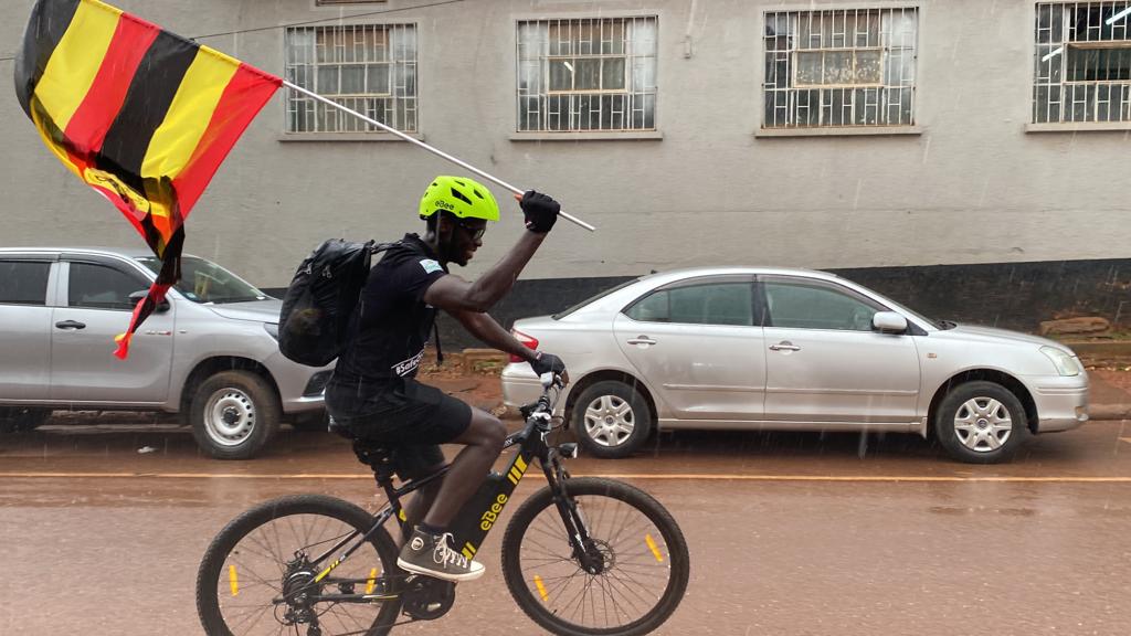 🌧️🚴‍♀️ Rainy beginnings, bright future ahead! Yesterday Hakim Owiny embarked on his e-bike from Kampala to Nairobi for #AfricaClimateWeek. The goal: covering distances and reminding us of #SDG11 on safe, resilient & sustainable cities. Safe travels! #SafeCyclingLanes #EcoMobility