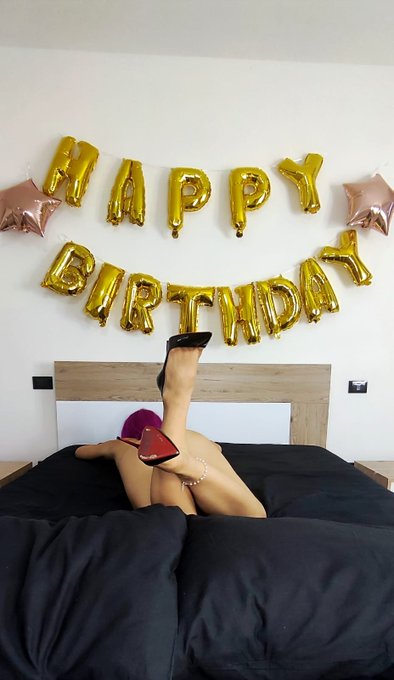 Good morning 💕 Today is my birthday 🎂🥳 #HappyBirthday #gift #heels Se volete farmi un pensierino ricambier&ograve;<a href="/tag/happybirthday"class="tags">#HappyBirthday</a><a href="/tag/heels"class="tags"><span>#heels</span></a><a href="/tag/gift"class="tags"><span>#gift</span></a>