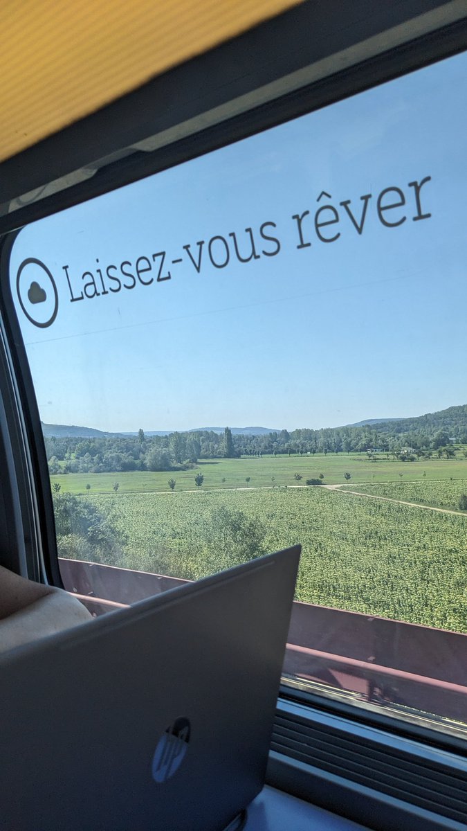 etelletourne's tweet photo. 🚆🌙 Après 5 jours à #Prague et 6 semaines de voyage nous rentrons en Bretagne en train de nuit @ceskedrahy_ jusqu'à #Offenbourg puis en @TGVINOUI jusqu'à #Rennes via #Strasbourg. Durée du trajet : 20 h 21 🚆💚 Un beau voyage en train qui se termine 😍 #RailTripEurope https://t.co/mPkisTIV7y