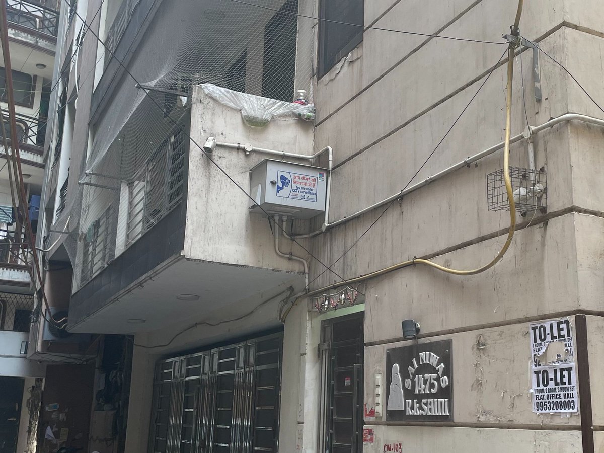 ashish_dev9's tweet image. 2 दिन पहले, दिल्ली के कोटला मुबारकपूर के एक PG से मेरे भांजे का लैप्टॉप और फ़ोन चोरी हो गया है. FIR तो हो गयी है लेकिन आगे कुछ नहीं। दिल्ली सरकार का CCTV उसी बिल्डिंग के पास है। क्या @DelhiPolice aur @AAPDelhi मिलकर इस बच्चे की कोई मदद कर सकती है? @DCPSouthDelhi @ArvindKejriwal