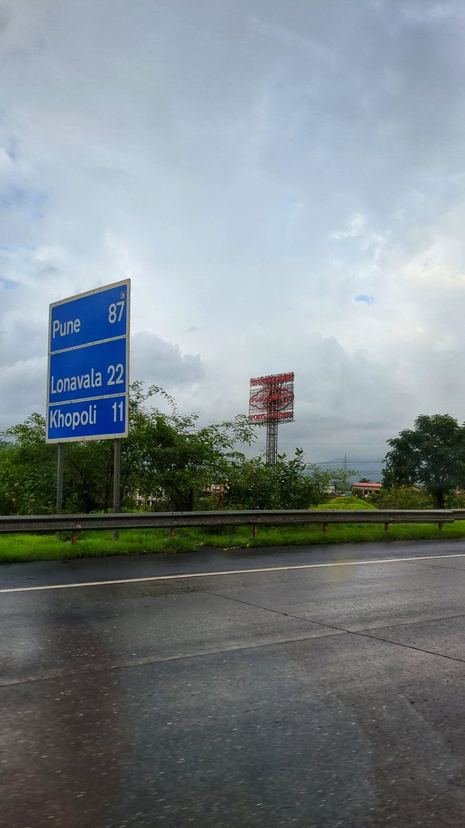 The monsoon magic begins right here, Embracing the rainy season's beauty.  💚 🌧️

#PuneMumbaiexpressway #Punerains #monsoon #RainyDays #monsoonmagic #Mumbai #scenicdrive