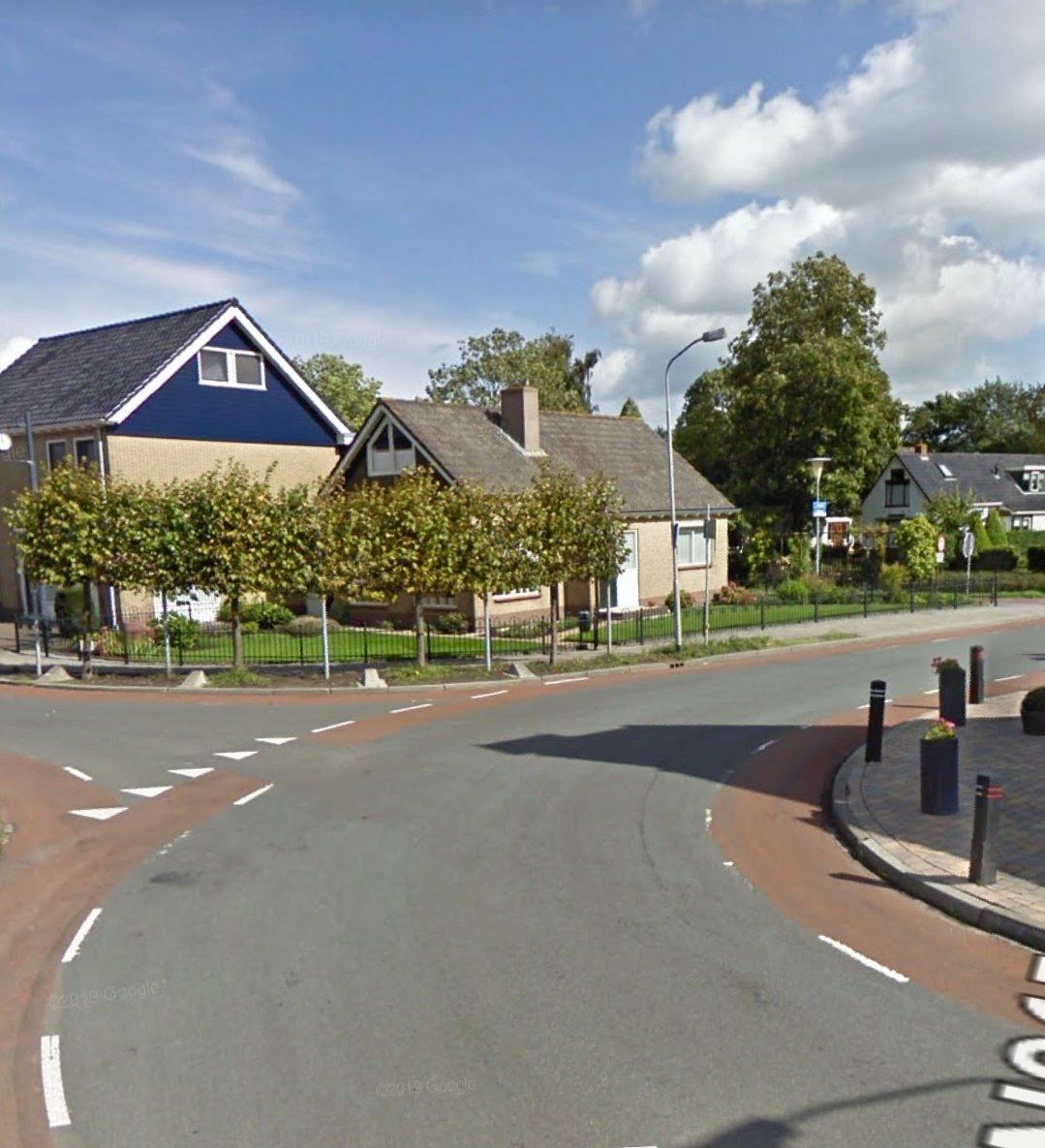 jpvriesde's tweet photo. @gem_groningen Sinds deze splitsing van de Rijksweg en de B. Kuiperweg in Ten Post is voorzien van rood asfalt gaan (brom)fietsers onderuit bij regen. Diverse meldingen gedaan. Geen reactie. Het lijkt of het wachten is op ongevallen met ernstig letsel. Wat is hier de status van? https://t.co/44J7iXNENS