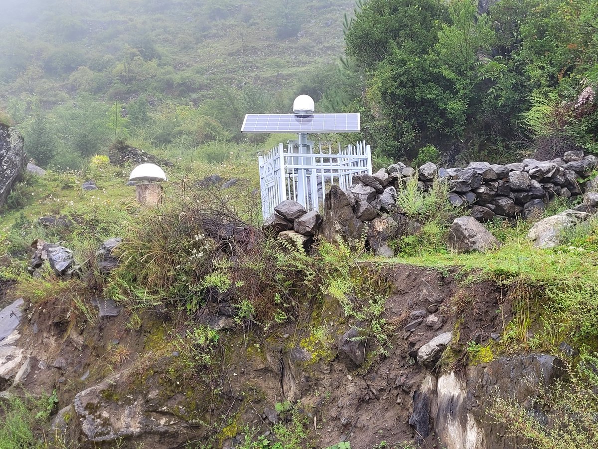 Visiting our CR-based monitoring system at #Aniangzhai landslide, a large, deep-seated ancient #landslide that was partially reactivated in June 2020 in #China after a chain of other hazards nearby. For more details see
ieeexplore.ieee.org/document/99411…

link.springer.com/article/10.100…