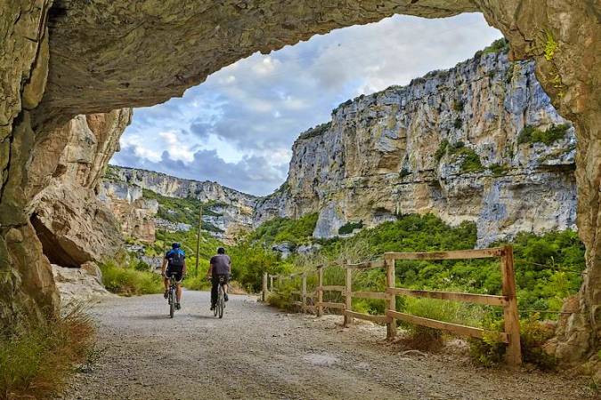 Con un entorno natural realmente espectacular y un enorme atractivo para los aficionados al turismo rural, la localidad de #Lumbier es un gran destino en #Navarra
Más información y reservas 👇 buff.ly/3QLiEwu 
<a href="/VisitNavarra/">Visit Navarra</a>
