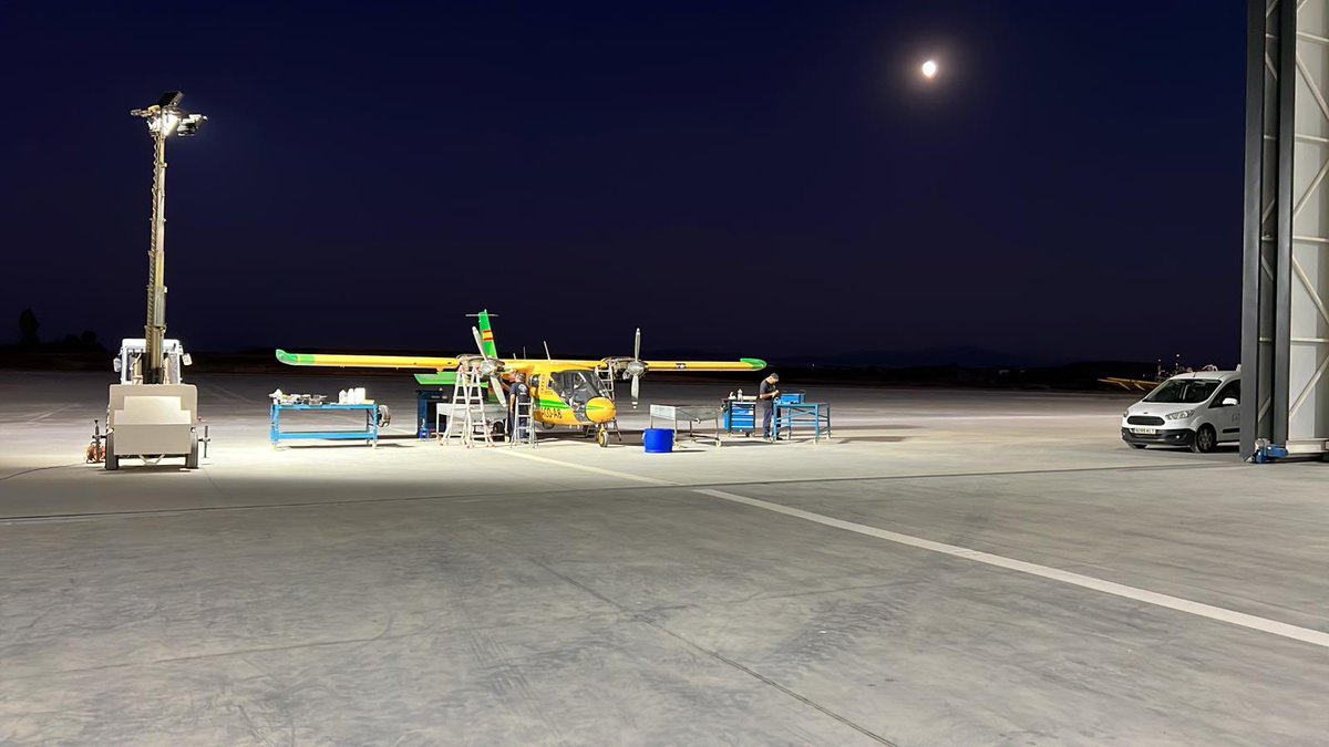 sisopuerto's tweet photo. Cuando unos duermen y descansan por la noche, otros ángeles 👼 trabajan para que al día siguiente todo esté listo, operativo y en perfectas condiciones. #Utrera #MRA #HangarMantenimiento @Plan_INFOCA https://t.co/9DcE0uxv0o