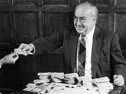 mariobianchi18's tweet photo. Il #29agosto 1967 moriva #CharlesDarrow. Nel 1933 inventò il #Monopoly. Il brevetto lo descriveva come "gioco inteso a fornire un gioco di baratto, coinvolgendo così scambi e contrattazioni in cui gran parte dell'interesse per il gioco risiede nel commercio e in accordi scaltri". https://t.co/qPpg8FnQgy