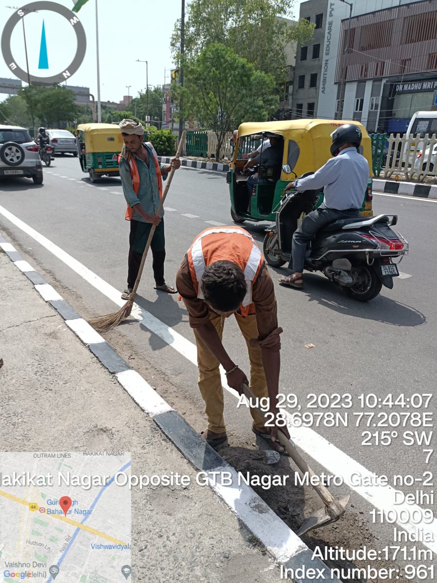 Cleaning of Kerb channels at Hakikat Nagar Road by #PWDDelhi for G20Preperations #PWDDelhiG20Summit #G20Summit #G20PublicWorksDept @LtGovDelhi @MoHUA_India @AtishiAAP @CMODelhi @Shashanka_IAS