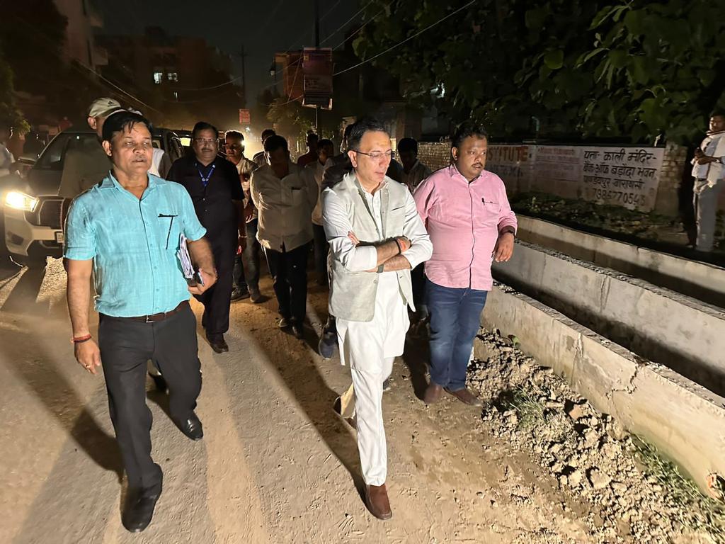 JitinPrasada's tweet photo. जनपद वाराणसी में लोक निर्माण विभाग के अंतर्गत चल रहे सड़क निर्माण एवं अन्य निर्माण कार्यों का कल रात्रि में औचक निरीक्षण करके निर्माण में जुटे प्रबंधन को गुणवत्ता का खास ध्यान रखने के साथ कार्यों को समयबद्ध पूर्ण करने के दिशा निर्देश दिए।
@narendramodi @myogiadityanath @CMOfficeUP @UPGovt @uppwdofficial